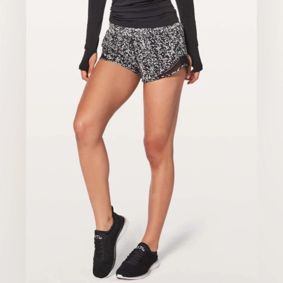 LULULEMON Hotty Hot Short II *2.5” Shorts Black  White Size 4 - Picture 1 of 4